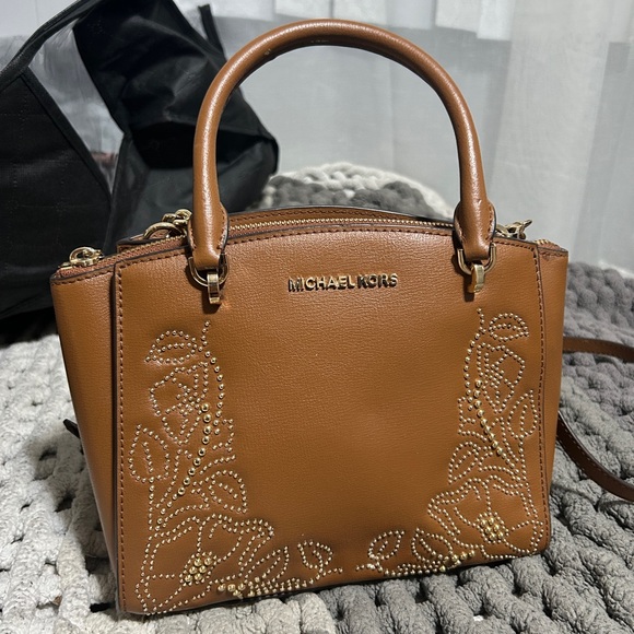 Michael Kors crossbody purse with gold detail. - Picture 12 of 12